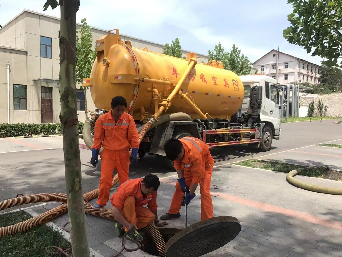 利州管道疏通车停在窨井附近