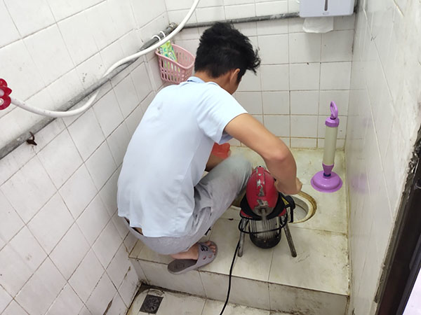 利州管道堵塞冒臭气 专业师傅现场解决问题